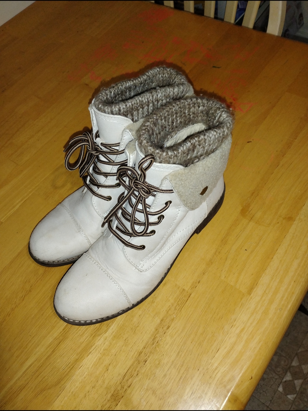 Source Unknown Cream Lace-Up Ankle Boots with Brown Laces